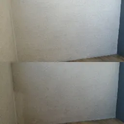 Fragment ściany w Opolu, z widocznym efektem położonej gładzi, prezentujący r&oacute;żnicę w odcieniu i strukturze przed i po aplikacji. Na dole widoczna drewnopodobna podłoga.