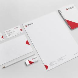 Inferto - Komplet materiałów biurowych marki SIGNI: wizytówki, papier firmowy, koperta, notatnik spiralny, ołówek i gumka, wszystko w kolorystyce biało-czerwonej, ułożone na jasnym tle, prezentacja...