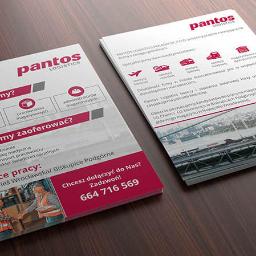 Inferto - Dwie ulotki firmy Pantos Logistics na drewnianym stole, prezentujące ofertę pracy dla operatorów wózków widłowych i pracowników magazynowych, z informacją o stabilnym zatrudnieniu i prywatnej...