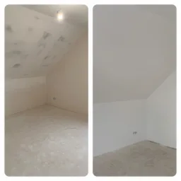 Porównanie stanu pokoju na poddaszu przed i po pracach wykończeniowych: po lewej ściany przygotowane do malowania z widocznymi łatami, po prawej ściany i sufit po malowaniu na gładko, widoczne...