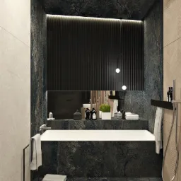 Nowoczesna łazienka z wanną obudowaną ciemnym kamieniem, podświetlaną ścianą z pionowych paneli i designerską lampą wiszącą.