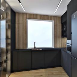 Żeromska Projektowanie wnętrz - Wizualizacja nowoczesnej kuchni z czarnymi szafkami, drewnianą ścianą z lameli i dużym oknem, oświetlona liniowymi lampami LED, z widoczną lodówką i przeszkloną witryną z naczyniami.