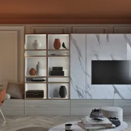 Elegancki salon z telewizorem wbudowanym w marmurową ścianę, regał z dekoracyjnymi wazonami i pudełkami, oraz jadalnią z krzesłami w odcieniach brązu.