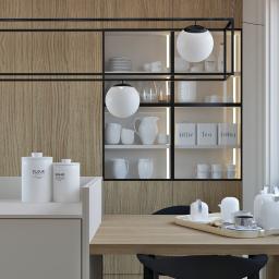 Żeromska Projektowanie wnętrz - Nowoczesna kuchnia z drewnianymi akcentami, oświetleniem kulistym i przeszkloną witryną z białymi naczyniami i pojemnikami na kawę, herbatę i ciasteczka, uzupełniona o zestaw do parzenia kawy...