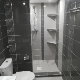 Pułeczki z płyty wedi obłożone płytkami. W prysznicu włoskim hydroizolacja z taśmami gumowymi.