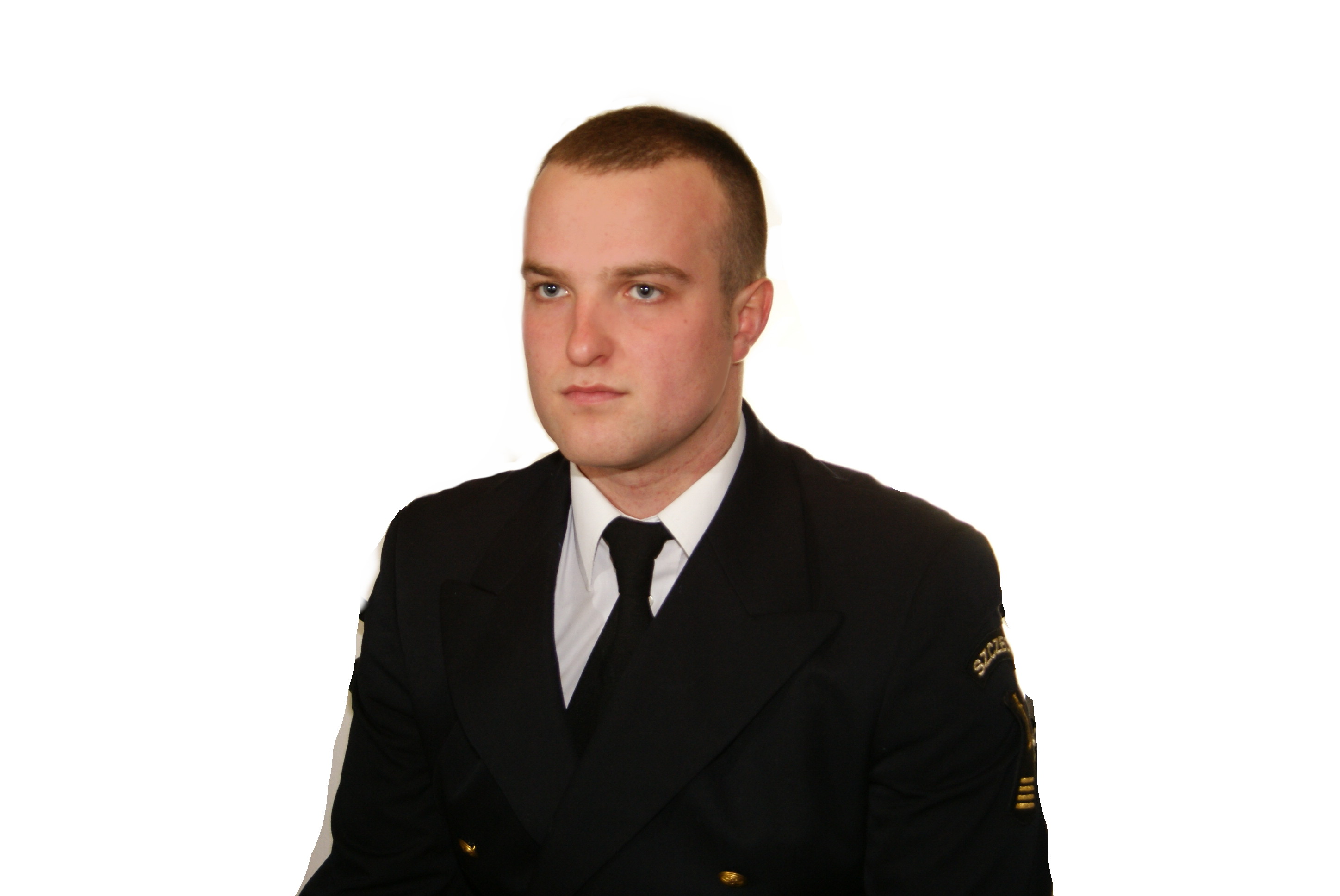 Portret mężczyzny w czarnym mundurze z naszywką 'SZCZECIN' na ramieniu, na białym tle.
