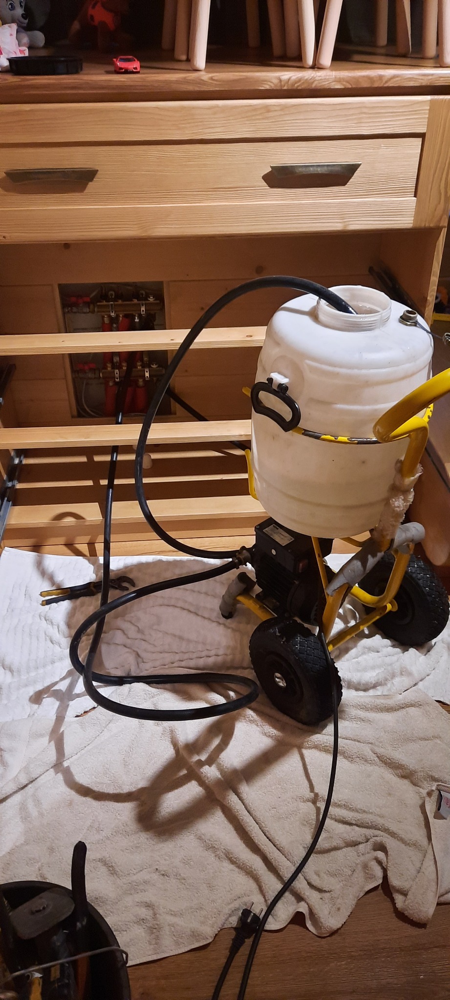 Odpowietrzanie instalacji podłogowej przy zużyciu 15 l wody