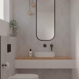 Faber.studio Martyna Radziszewska - Nowoczesna łazienka z marmurowymi płytkami, podwieszaną toaletą, umywalką nablatową i owalnym lustrem, oświetlona wiszącymi lampami z drewnianymi elementami.