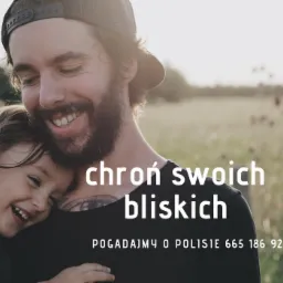 Uśmiechnięty ojciec w czapce obejmuje roześmianą córeczkę na tle łąki z tekstowym hasłem 'chroń swoich bliskich' i numerem telefonu do kontaktu.