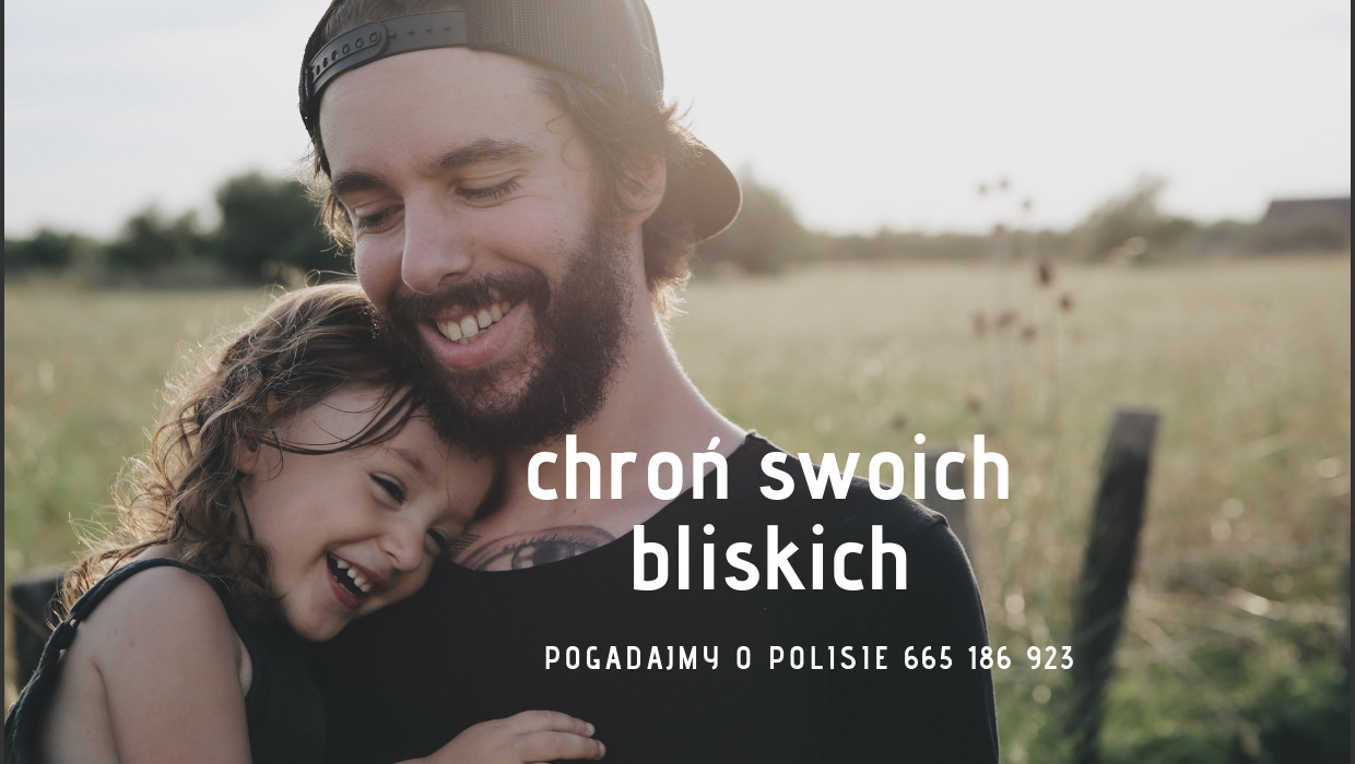 Uśmiechnięty ojciec w czapce obejmuje roześmianą córeczkę na tle łąki z tekstowym hasłem 'chroń swoich bliskich' i numerem telefonu do kontaktu.