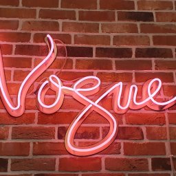 Neon szklany na podkładzie