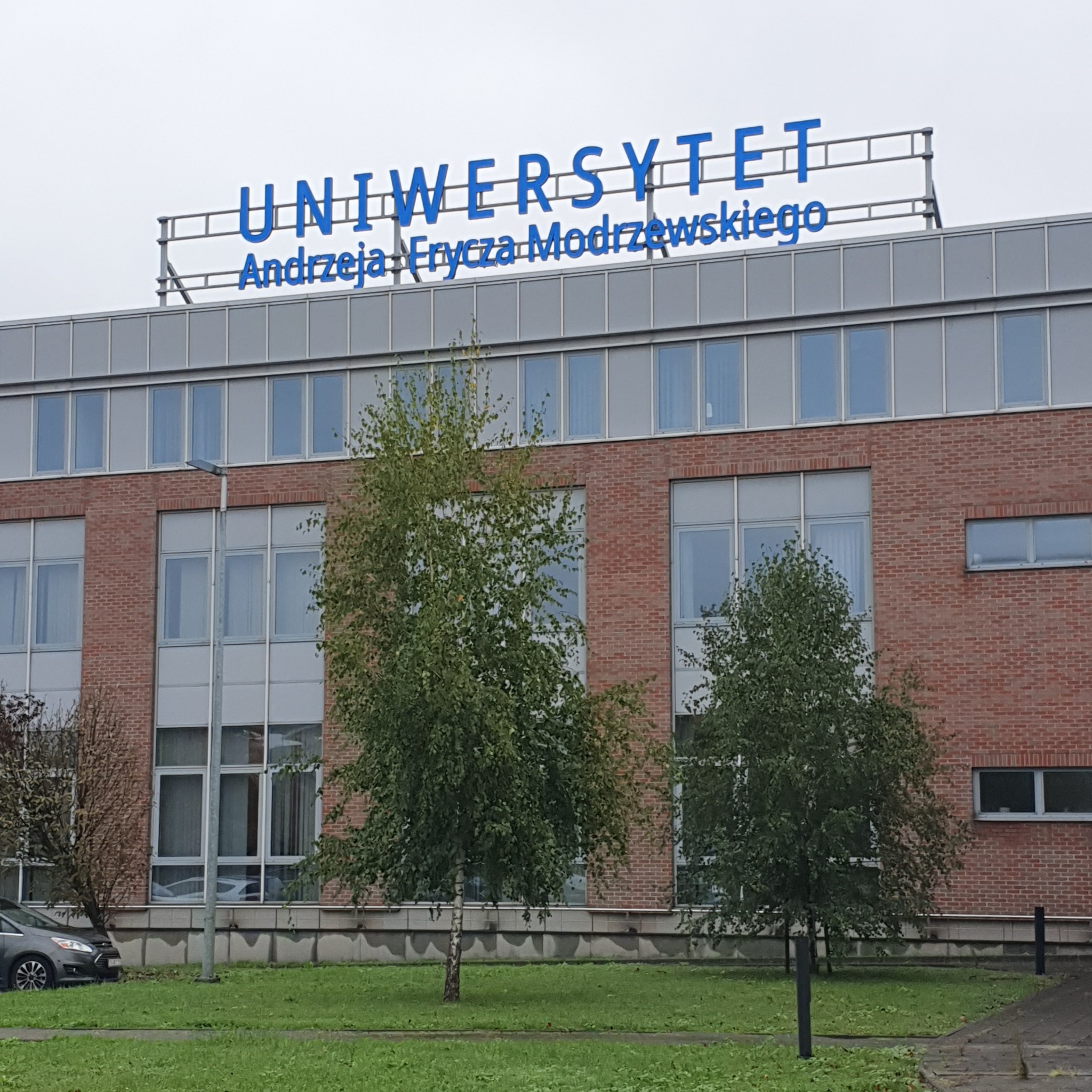 Litery 3D podświetlane na konstrukcji