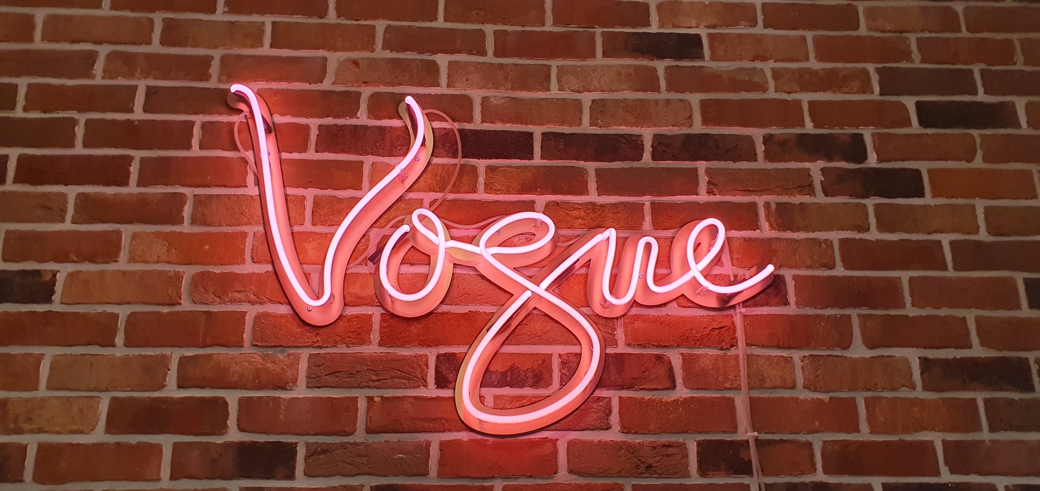 Neon szklany na podkładzie