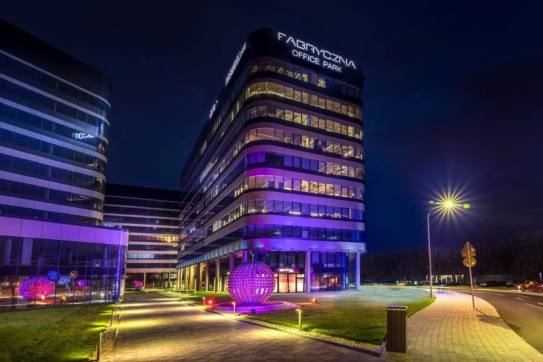 Litery blokowe - podświetlane na konstrukcji