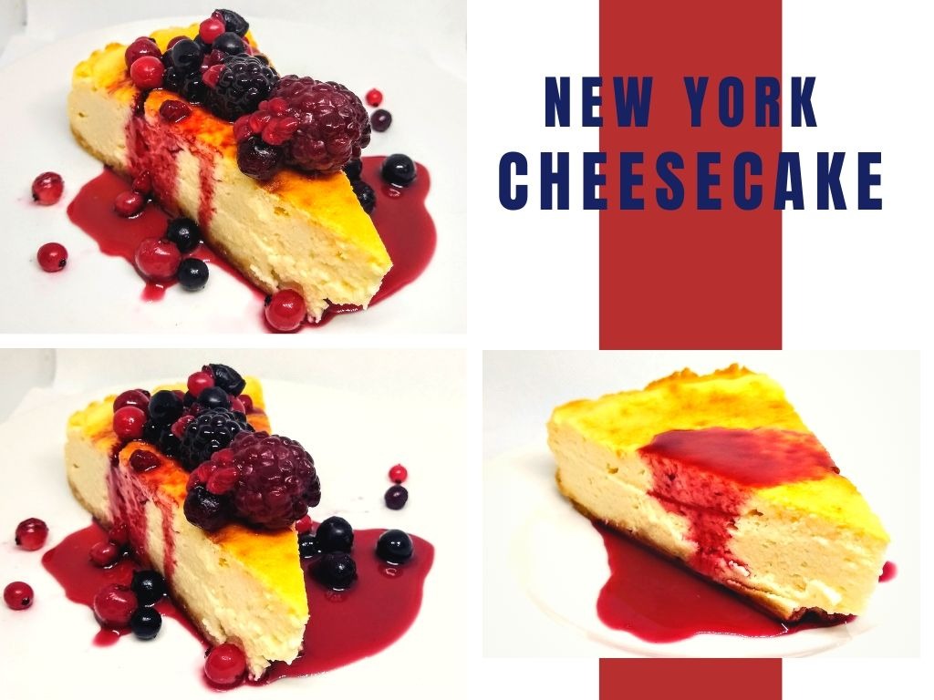 Kawałek sernika nowojorskiego na białym talerzu, polany sosem owocowym i udekorowany świeżymi jagodami, borówkami i czerwoną porzeczką. Ujęcie z góry, widoczne trzy różne kadry tego samego ciasta.