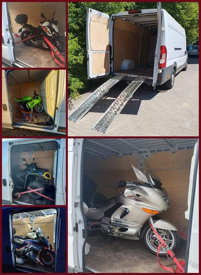 Kolaż zdjęć z wnętrza busa z rampami, ukazujący transport motocykli, quada i małego motoru, zabezpieczonych czerwonymi pasami.