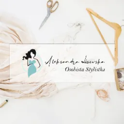 Flat lay z suknią ślubną, logo osobistej stylistki Aleksandry Lisowskiej, nożyczkami krawieckimi, miarą zwijaną, pudełkiem z akcesoriami i drewnianym wieszakiem na białym tle.