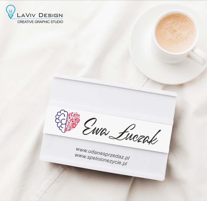 Białe pudełko na wizytówki z imieniem Ewa Łuczak, logo z motywem mózgu i serca oraz adresami stron internetowych, obok filiżanka kawy na białym tle