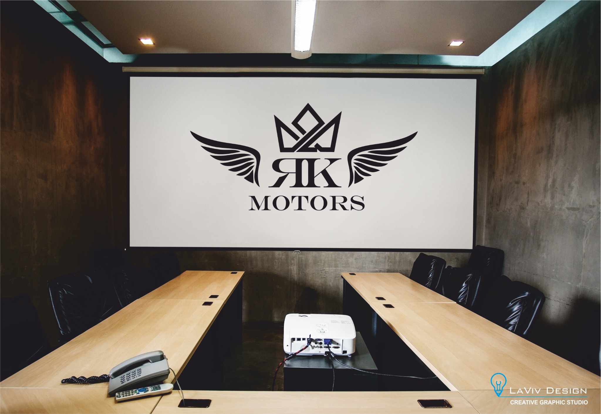 Sala konferencyjna z projektorem wyświetlającym czarno-białe logo 'RK Motors' z koroną i skrzydłami na ekranie, minimalistyczne wnętrze z betonowymi ścianami, jasnymi drewnianymi stołami i czarnymi...