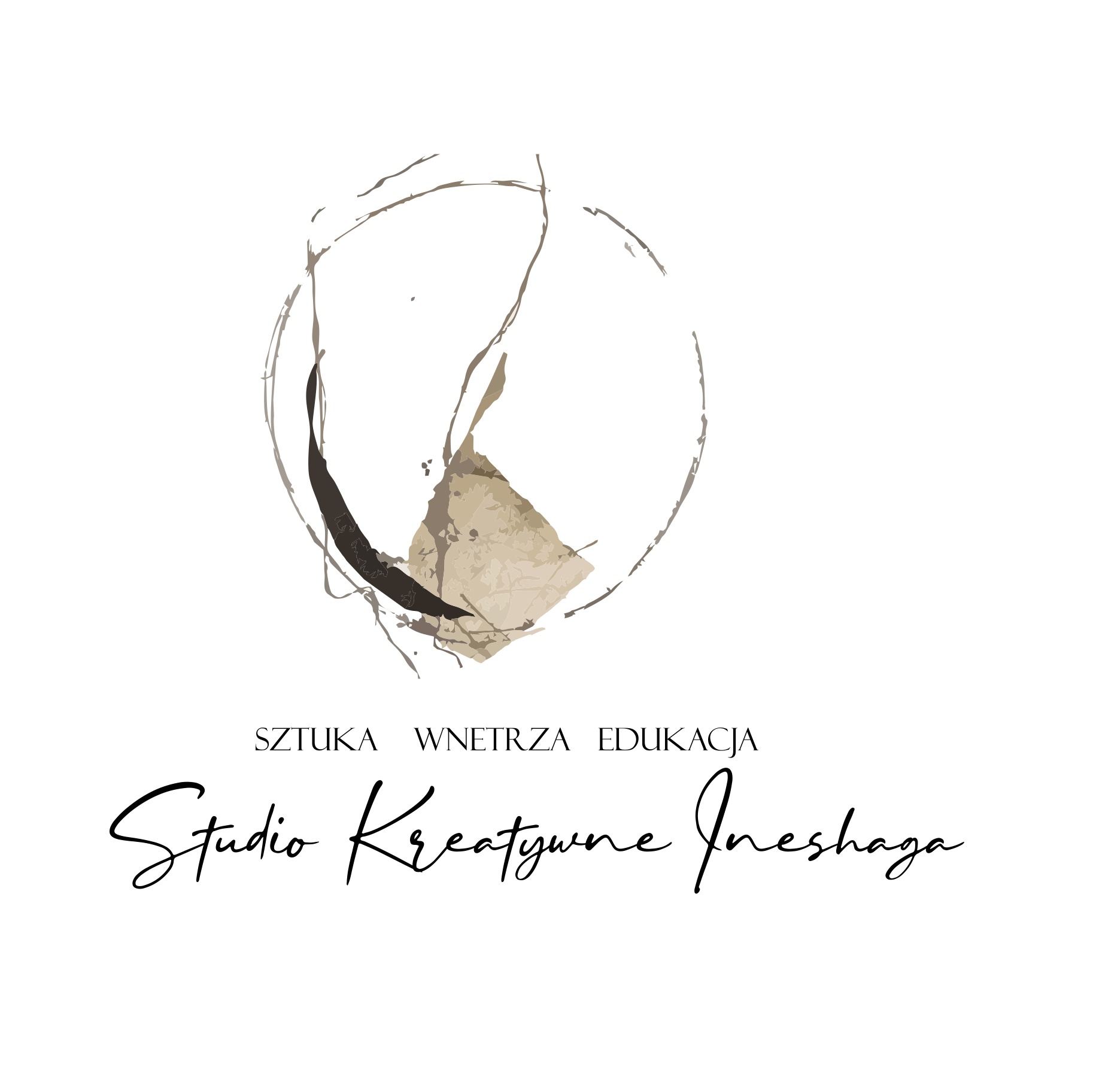 Abstrakcyjne logo studia kreatywnego 'Studio Kreatywne Ineshaga' z elementami przypominającymi pociągnięcia pędzlem i geometryczną plamą w odcieniach beżu i brązu, uzupełnione napisem 'SZTUKA...