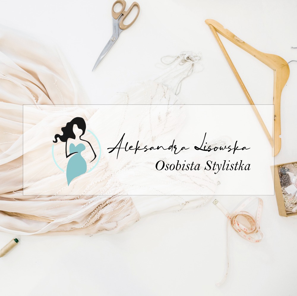 Flat lay z suknią ślubną, logo osobistej stylistki Aleksandry Lisowskiej, nożyczkami krawieckimi, miarą zwijaną, pudełkiem z akcesoriami i drewnianym wieszakiem na białym tle.