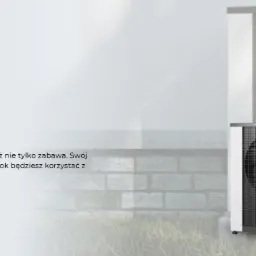 Zestaw trzech jednostek pompy ciepła o różnych rozmiarach, z czego jedna z wentylatorem, na tle jasnej ściany z teksturą.