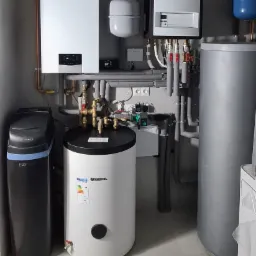 Zakończona instalacja grzewcza w Pawłówku: dwa piece gazowe Vaillant, zbiornik na wodę Kospel, zmiękczacz wody i liczne rury miedziane oraz izolowane.