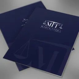 Dwa granatowe foldery Kancelarii Radcy Prawnego Marta Tyrka, z logo i danymi kontaktowymi, ułożone warstwowo na szarym tle.