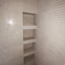 Wnęka z czterema półkami wyłożona płytkami w łazience, ściana z płytek z poziomymi paskami.