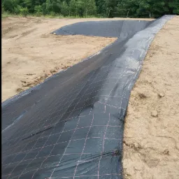 Kształtowanie i zabezpieczanie skarp przed erozją ziemi.