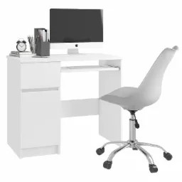 Białe biurko z szufladami, komputerem iMac, klawiaturą, zegarem, książkami, przyborami do pisania i szarym krzesłem obrotowym na białym tle.