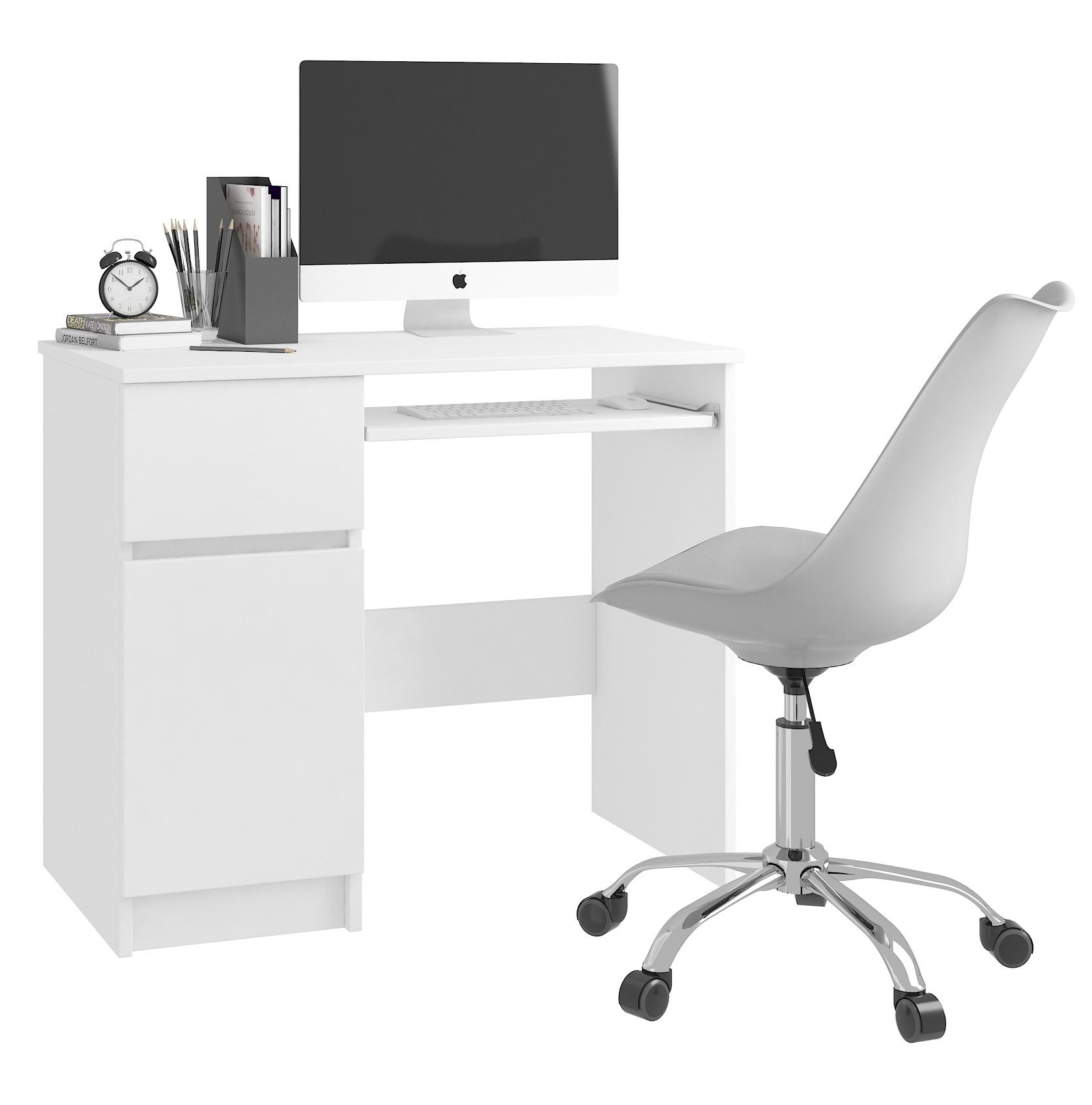 Białe biurko z szufladami, komputerem iMac, klawiaturą, zegarem, książkami, przyborami do pisania i szarym krzesłem obrotowym na białym tle.