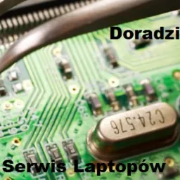 Pęseta precyzyjnie umieszcza układ scalony na zielonej płycie głównej laptopa, widoczne komponenty elektroniczne i napis 'Certyfikowany Serwis Laptopów'.