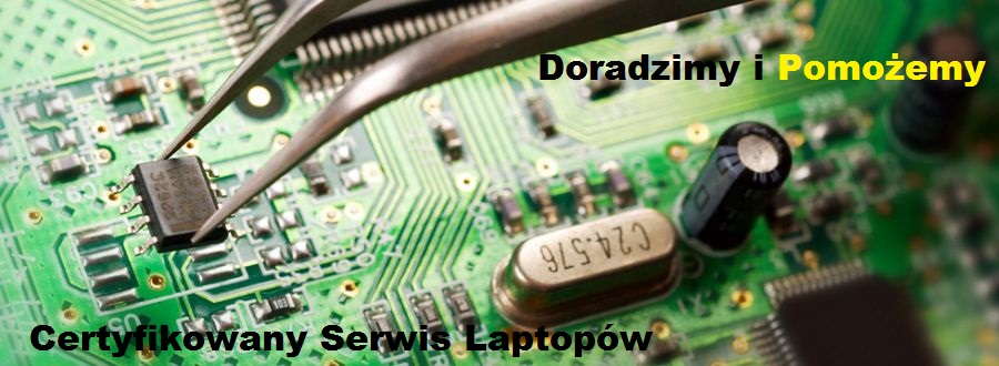 Pęseta precyzyjnie umieszcza układ scalony na zielonej płycie głównej laptopa, widoczne komponenty elektroniczne i napis 'Certyfikowany Serwis Laptopów'.