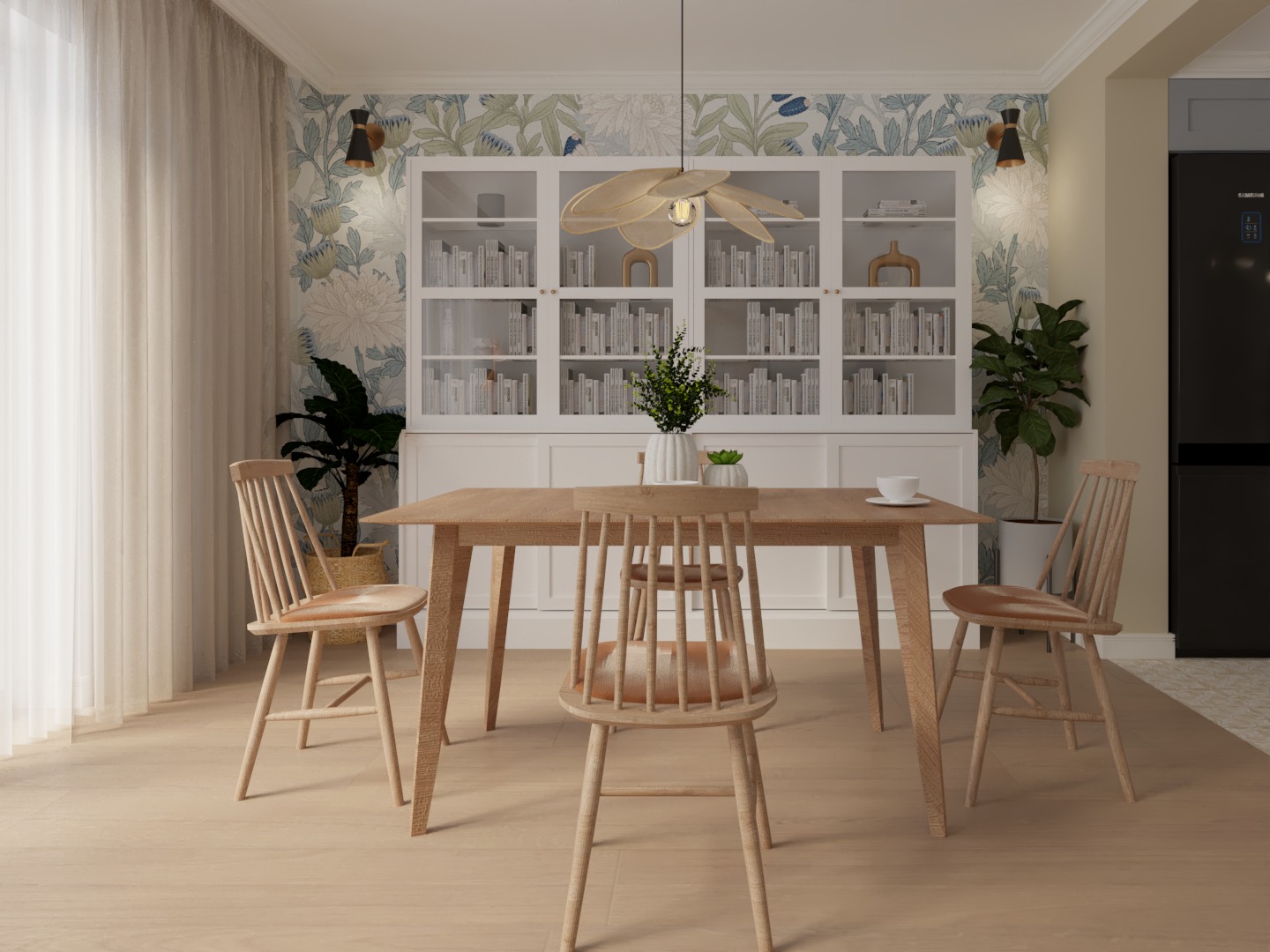 Jasne drewniane krzesła i stół w jadalni z biblioteczką w tle, oświetlone wiszącą lampą w kształcie liścia palmy.
