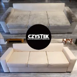 Beżowa kanapa z widocznymi plamami i zabrudzeniami przed czyszczeniem (górna część zdjęcia) i po profesjonalnym czyszczeniu (dolna część zdjęcia).