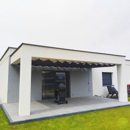 MARKIZA.PL SPÓŁKA Z OGRANICZONĄ ODPOWIEDZIALNOŚCIĄ - Nowoczesna pergola z lamelami zacieniającymi taras, z grillem i krzesłem na tle budynku w minimalistycznym stylu.