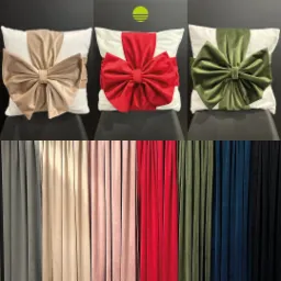 Prezentacja próbek materiałów: trzy poduszki z ozdobnymi kokardami w kolorach beżowym, czerwonym i oliwkowym, poniżej pionowe pasy tkanin w odcieniach szarości, beżu, różu, czerwieni, zieleni...
