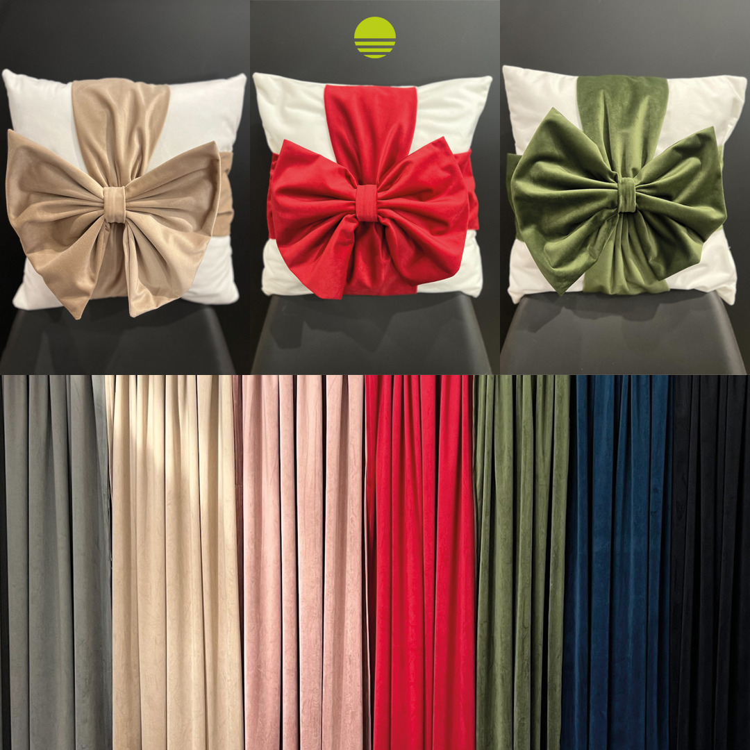 Prezentacja próbek materiałów: trzy poduszki z ozdobnymi kokardami w kolorach beżowym, czerwonym i oliwkowym, poniżej pionowe pasy tkanin w odcieniach szarości, beżu, różu, czerwieni, zieleni...