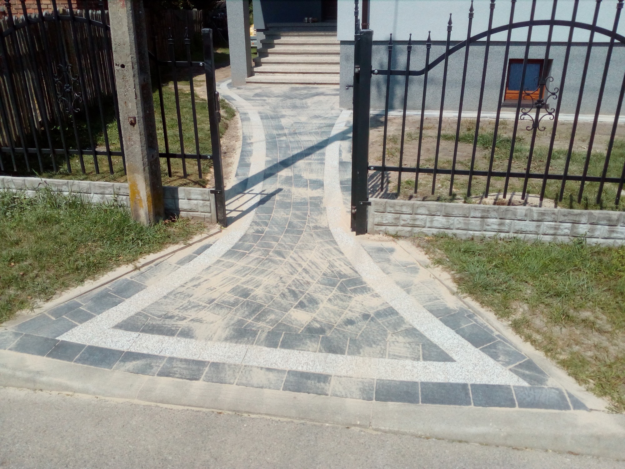 Chodniczek naa placu prywatnm