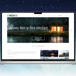 Ekran laptopa wyświetlający stronę internetową Westatre z widokiem gotowego domu modułowego nad jeziorem, podkreślający szybki czas realizacji: 'Gotowy dom w dwa miesiące'.