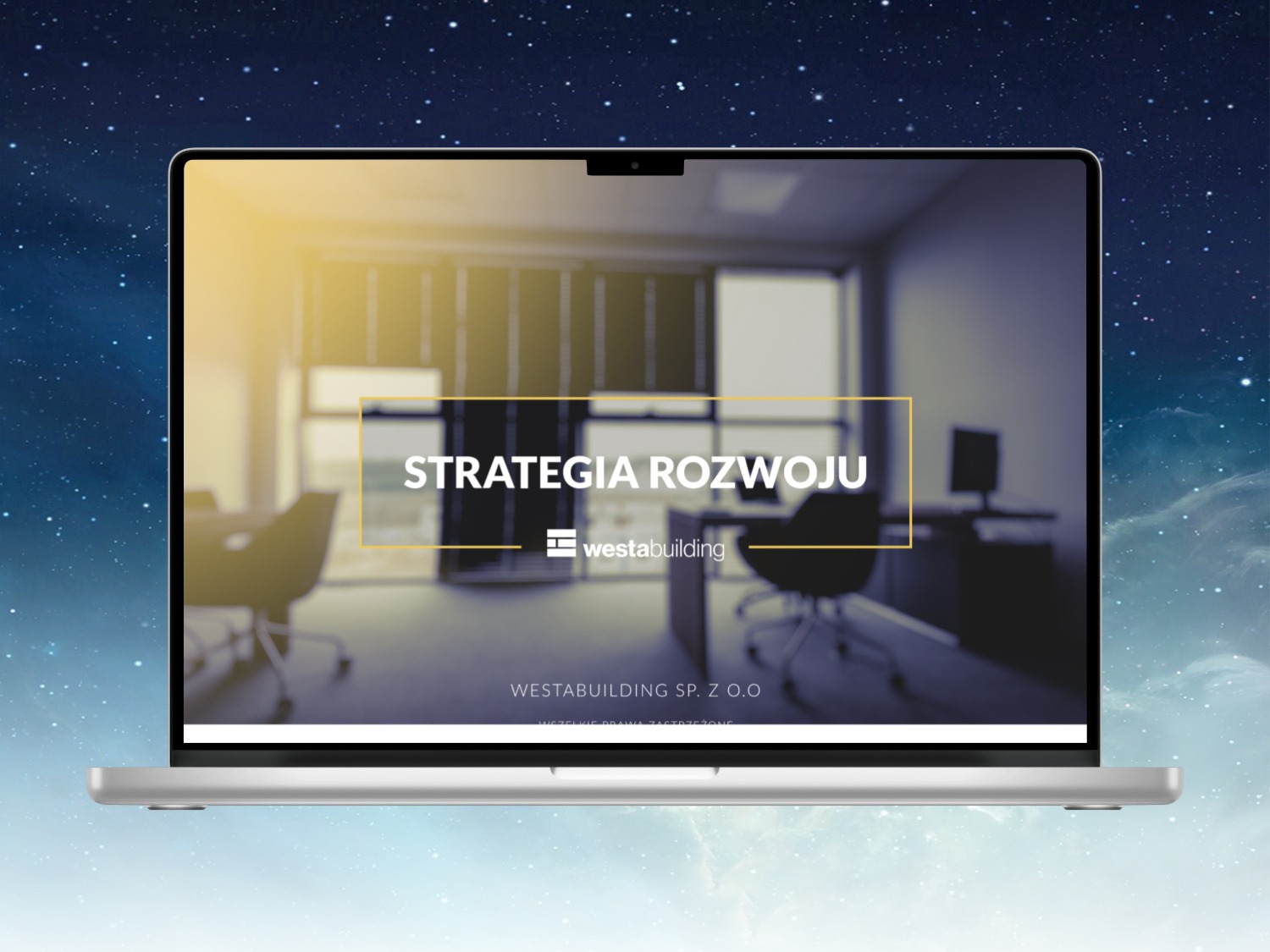 Laptop wyświetla prezentację ze strategią rozwoju firmy Westabuilding na tle biura z krzesłami i biurkami, całość na rozmytym tle kosmosu.