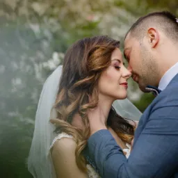 całująca się para młoda