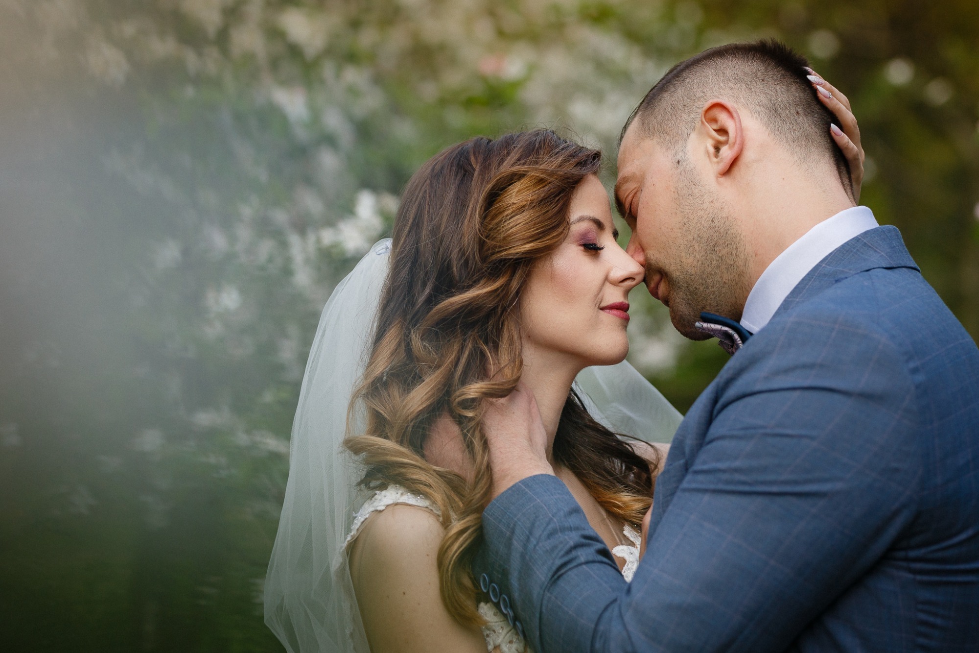 całująca się para młoda