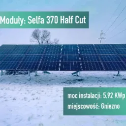 Instalacja fotowoltaiczna w Gnieźnie, moduły Selfa 370 Half Cut o mocy 5,92 kWp, zamontowane na śniegu, widok na linię wysokiego napięcia w tle.