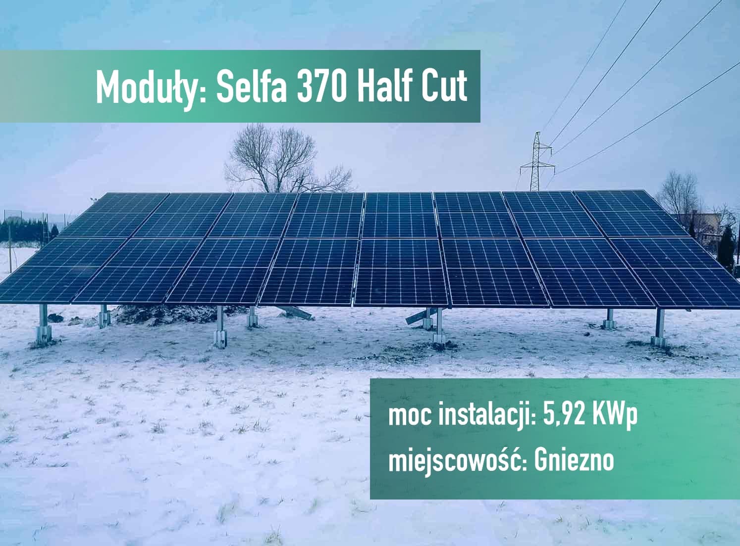 Instalacja fotowoltaiczna w Gnieźnie, moduły Selfa 370 Half Cut o mocy 5,92 kWp, zamontowane na śniegu, widok na linię wysokiego napięcia w tle.