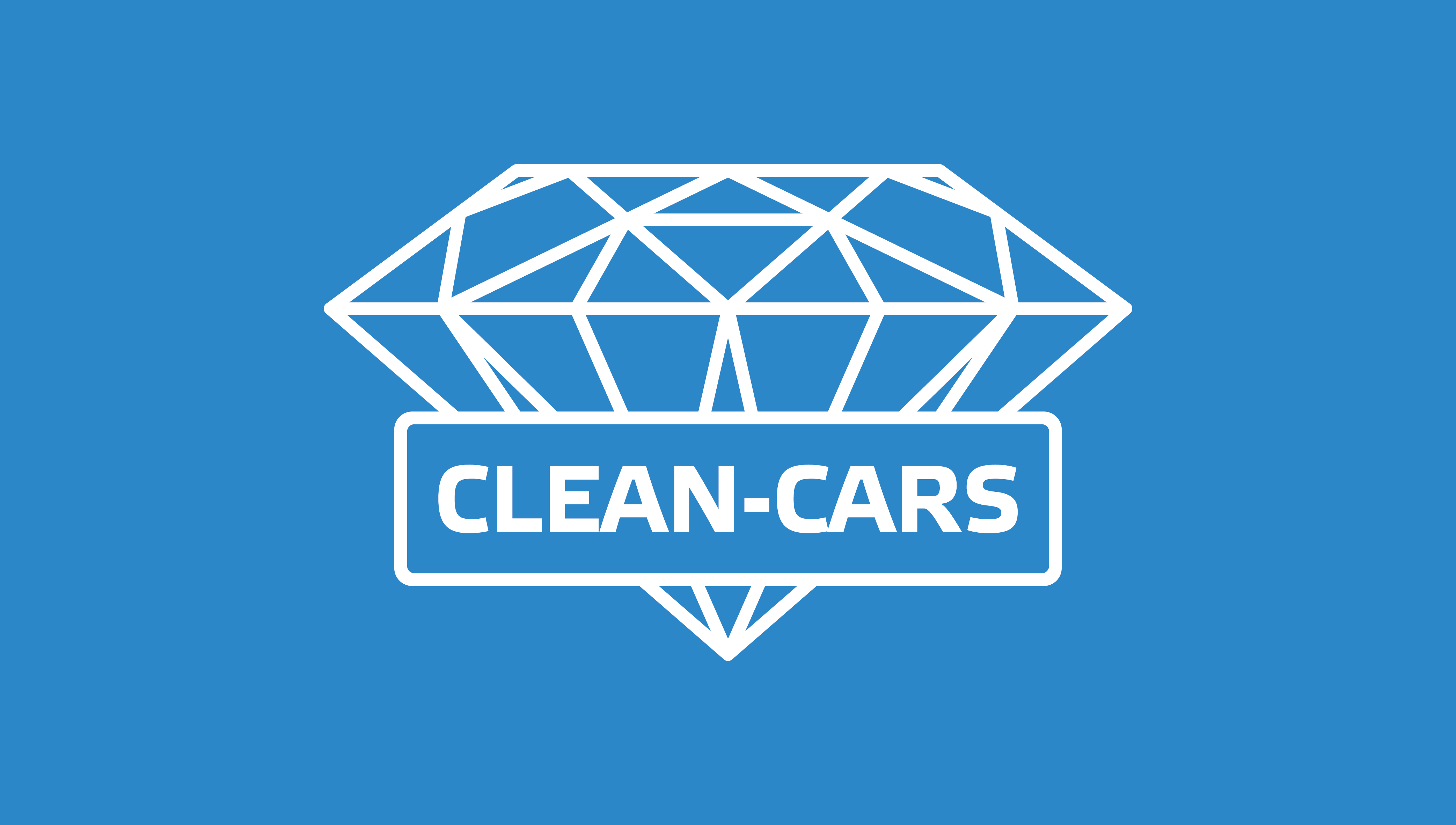 Białe logo Clean-Cars na niebieskim tle, przedstawiające stylizowany diament z napisem w prostokątnej ramce.