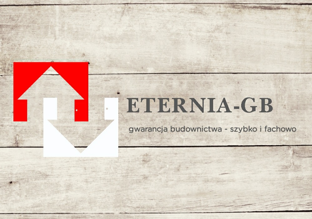Logo firmy budowlanej Eternia-GB z symbolem domu w kolorach czerwonym i białym na tle drewnianych desek, z hasłem 'gwarancja budownictwa - szybko i fachowo'.