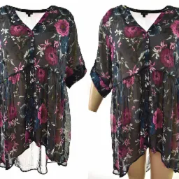 Damska, półprzezroczysta tunika z kwiatowym wzorem w odcieniach fioletu i granatu, zapinana na guziki, prezentowana na białym tle, obok wersja na manekinie.