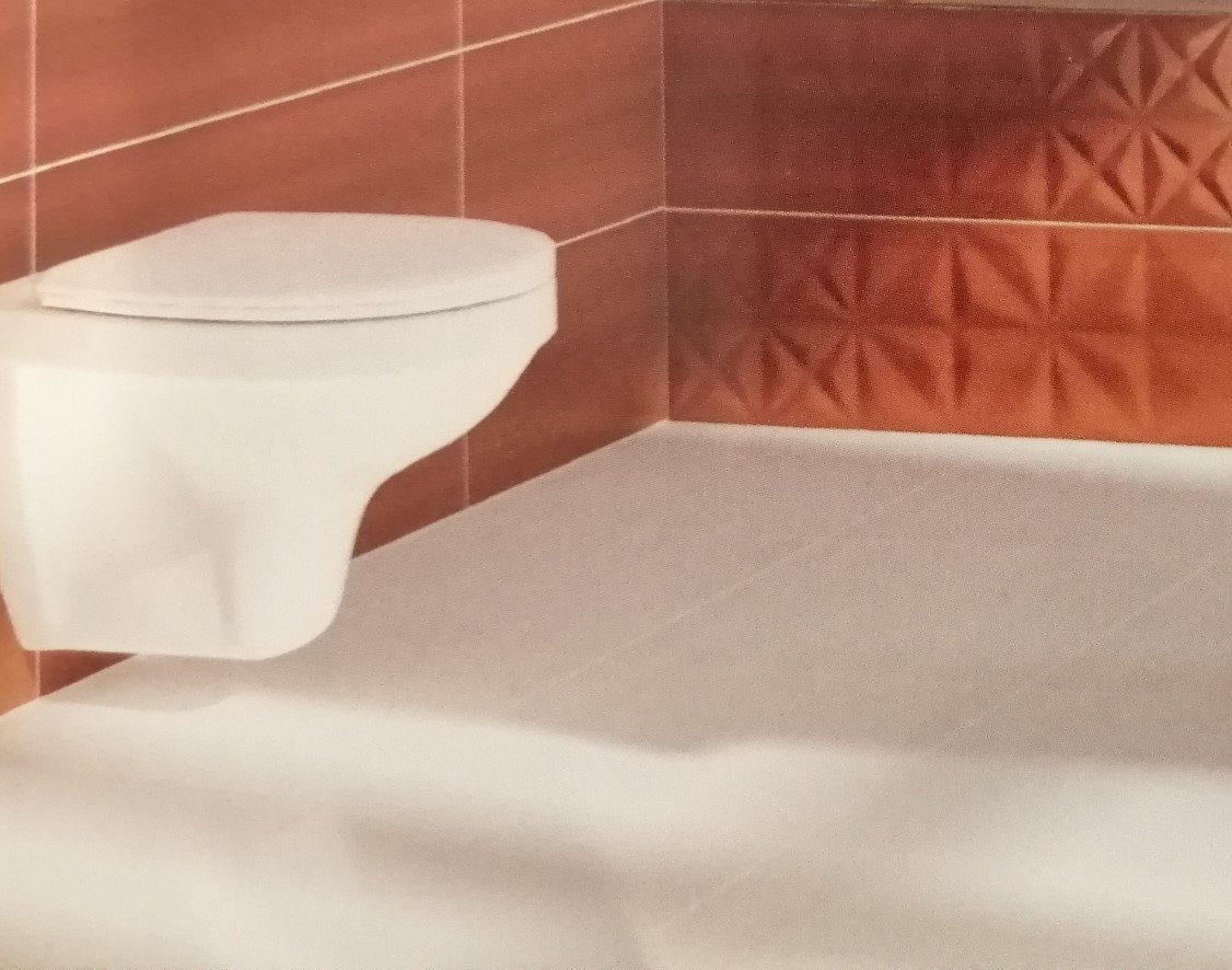 Nowoczesna toaleta podwieszana w łazience w Warszawie, z brązowymi płytkami z geometrycznym wzorem na ścianie i jasnymi płytkami na podłodze.